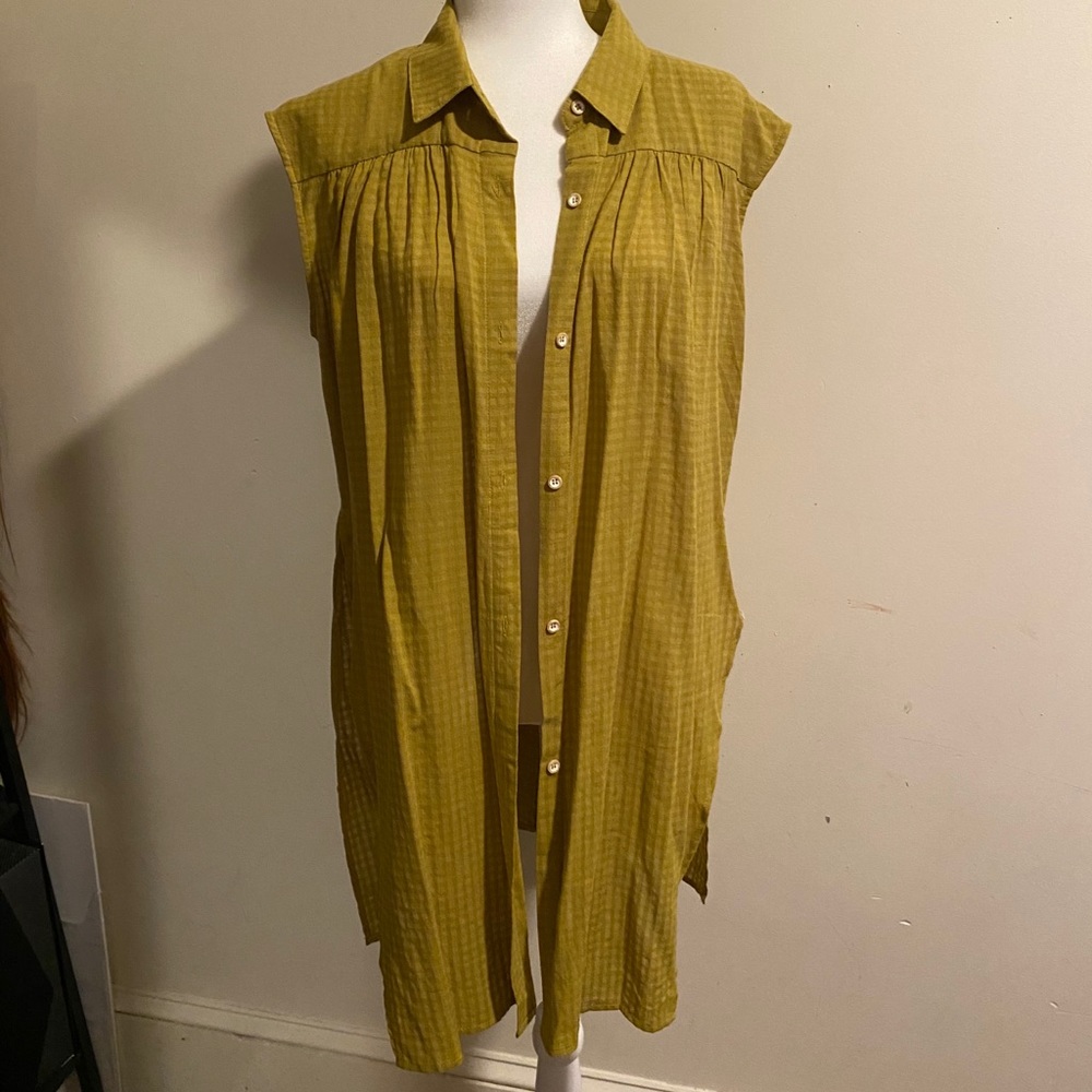Guacamole colored button up top